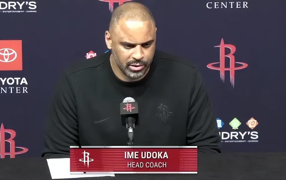 九游体育-胜灰熊发布会！乌度卡展望湖人死防詹姆斯，赞卡佩拉并寄语谢泼德