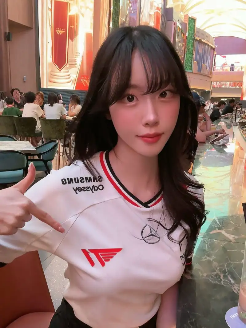 九游体育官方网站-T1官宣Keria续约三年，今天看下T1韩网女粉